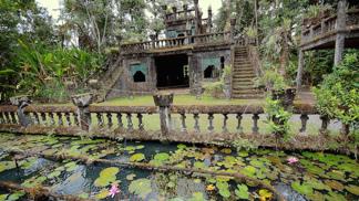 Hrad Paronella v uplynulých desetiletích téměř úplně pohltila příroda.