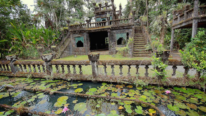 Hrad Paronella v uplynulých desetiletích téměř úplně pohltila příroda.