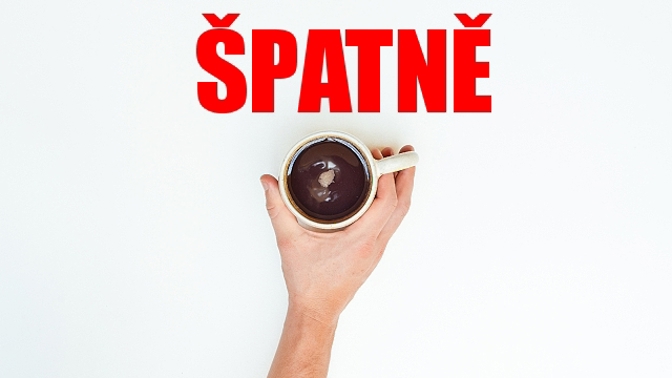 Obemknout hrnek rukama je ve vysoké společnosti nepřijatelné.