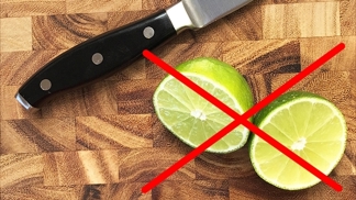 Přepůlení limetky je základní chybou, kterou při jejím odšťavňování děláme.