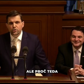 Petr Macinka se směje při projevu Petra Hladíka.