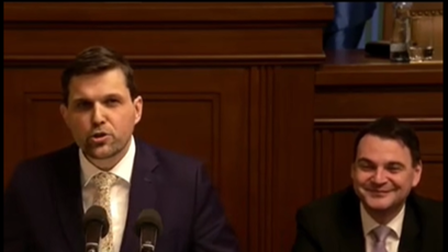 FOTO: Petr Macinka se směje při projevu Petra Hladíka.