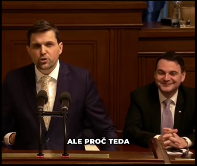 Petr Macinka se směje při projevu Petra Hladíka.