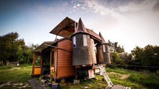 Transforming Castle Truck je navržený velmi kreativně.