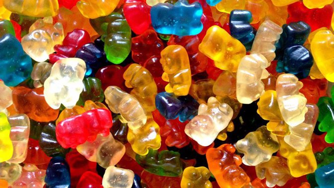 Po zhlédnutí tohoto videa už nikdy nebudou želatinové bonbóny chutnat jako dřív.