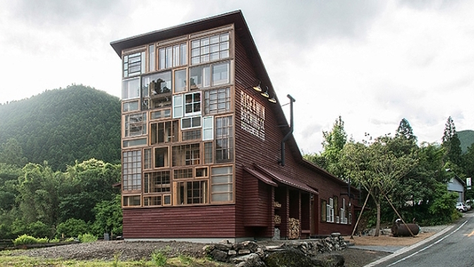 Hezké věci, nové věci? Dům z odpadků tento mýtus potírá.