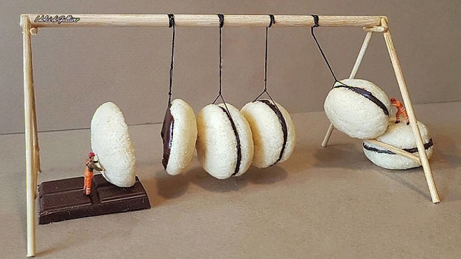 Napadlo by vás, že makronky obstojí i jako Newtonova houpačka?