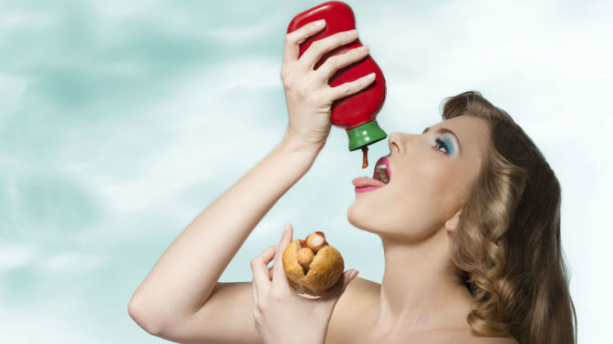 1. Hot dog. Evergreen mezi rychlým občerstvením překypujte nasycenými tuky, jež ucpávají tepny v penisu a vagině, což není zrovna ideální podhoubí pro intimní chvilky. Pokud toužíte u filmu něco zobat, zvolte rybí tacos. Nenechte se odradit pachem ryb, obsahují omega-3 mastné kyseliny, které zlepšují kardiovaskulární systém. Zdravý oběh – rychlejší vzrušení.