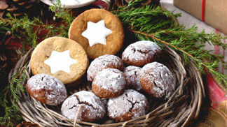 12. Vyrobte vánoční dekoraci – ale z něčeho hodně nečekaného.