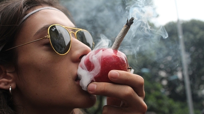 V některých zemích si lze marihuanu koupit stejně snadno jako třeba potraviny.