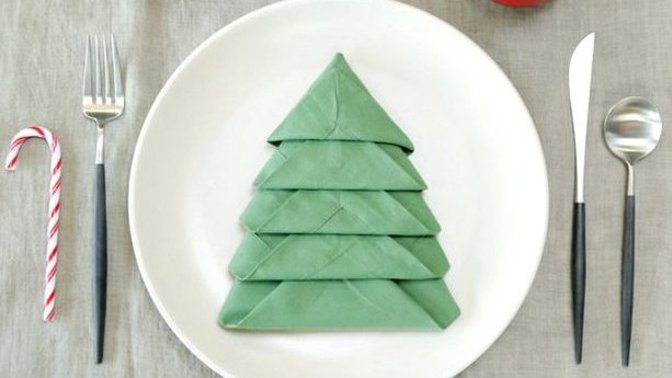 Ubrousky složené do podoby vánočního stromečku se na vašem stole budou báječně vyjímat.