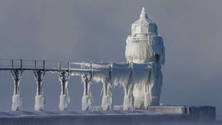 Maják v St. Joseph se opět oděl do ledového šatu.