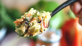 1. Veganský duhový bramborový salát.