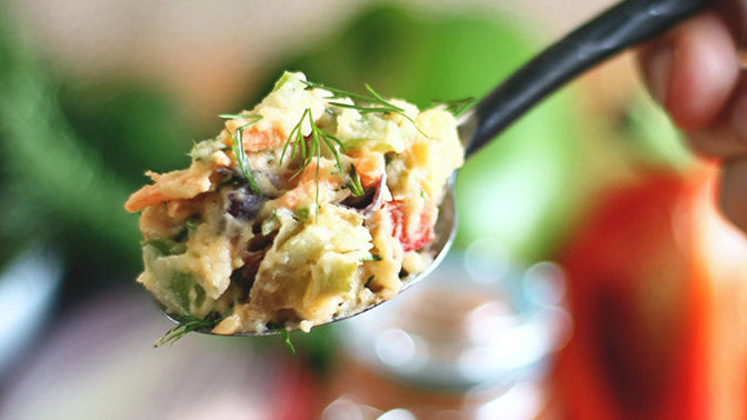 1. Veganský duhový bramborový salát.