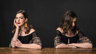 Anne Hathaway a její soukromé alter ego. Ale které je které?