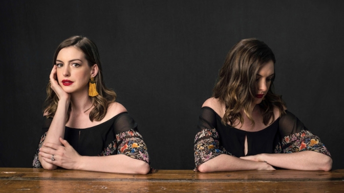 Anne Hathaway a její soukromé alter ego. Ale které je které?