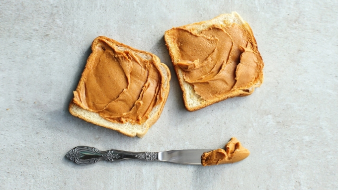 Hmm, kdo by nechtěl doplňovat bílkoviny arašídovým máslem?