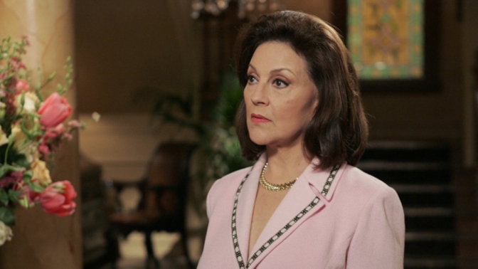 Pořádkumilovná, samolibá, paranoidní. Emily ze seriálu Gilmorova děvčata je „ukázkovou" matkou...