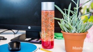 Lávová lampa rozproudí kreativitu, i když jste po obědě. Vyrobit si ji můžete už z pěti ingrediencí.