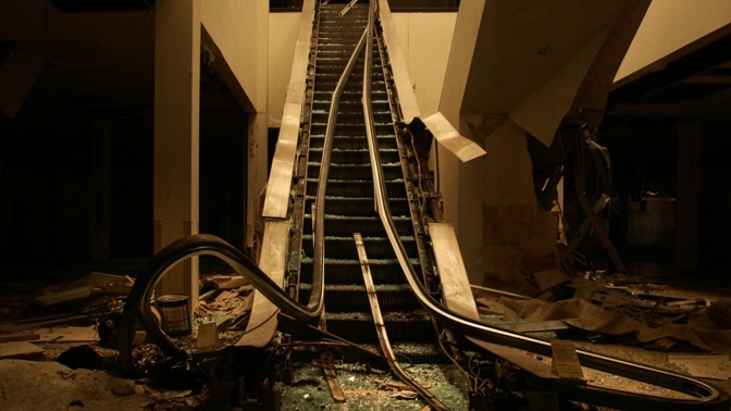 Eskalátor posetý rozbitým sklem v Metro North Shopping Center.