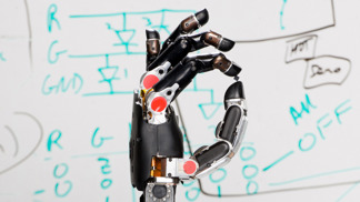 Cit v prstech umělé ruky. To není realita sci-fi filmu, ale jeden z pokroků lidstva v roce 2015.
