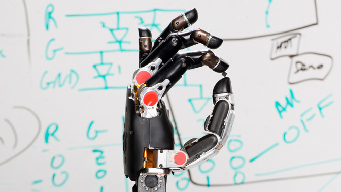 Cit v prstech umělé ruky. To není realita sci-fi filmu, ale jeden z pokroků lidstva v roce 2015.