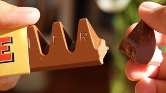 Věděli jste, že se čokoláda správně neodlamuje směrem ven, ale dovnitř?