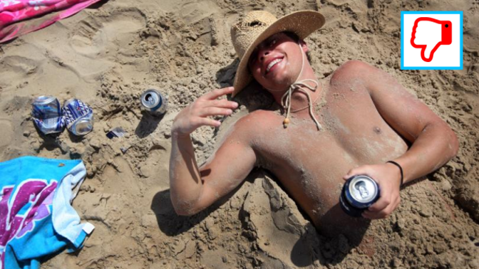 Na přeplněných plážích bohužel není těžké narazit na někoho otravného...