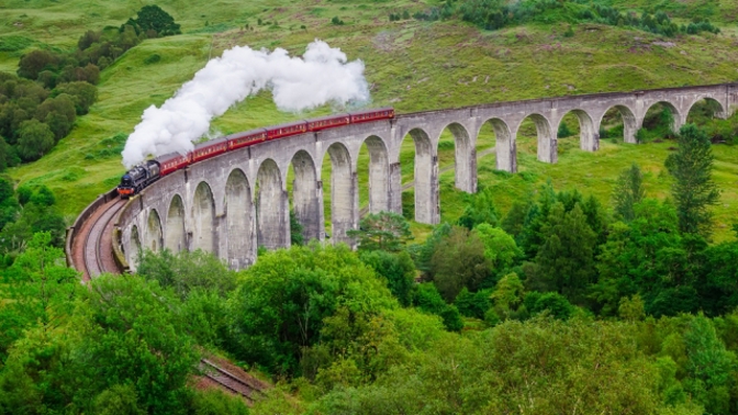 Vydejte se vlakem přes skotský viadukt, který pravidelně křižovali čarodějové z Harryho Pottera!