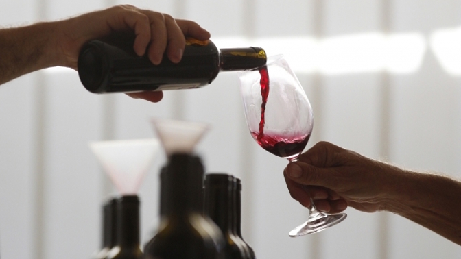Sklenku vína si můžete vychutnat, i když nemáte tlustou peněženku.