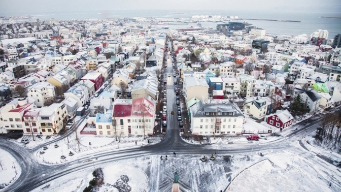 Hlavní město Reyjkjavík vypadá jako brána do pohádkové Narnie.