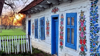 Zalipie budí při pohledu na barevné fasády radost.