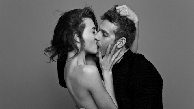 Žádní plyšoví medvědi. Ale lednice plná oblíbených sladkostí a alkoholu.