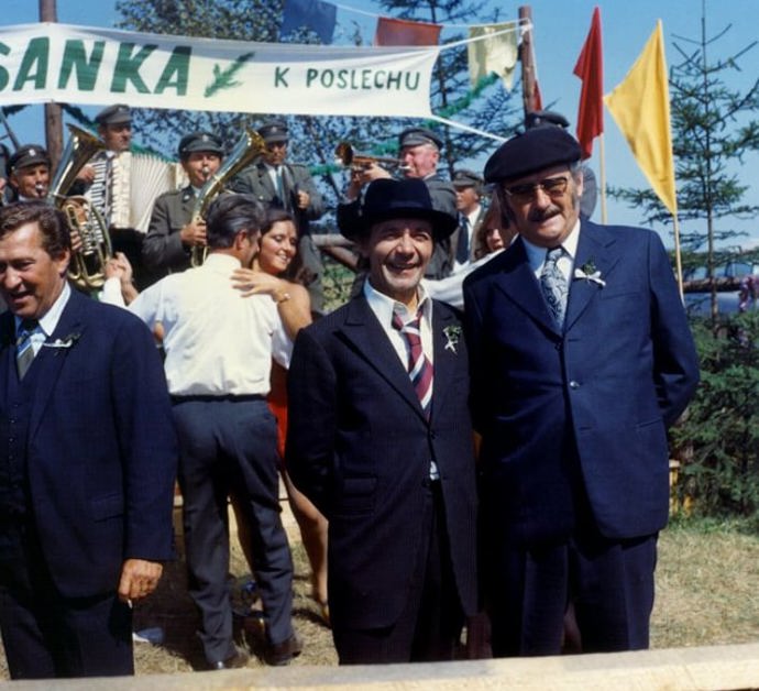 Josef Kemr - na snímku ze seriálu Chalupáři s Jiřím Sovákem - existenci svého syna nikdy nepotvrdil. I další snímky v galerii jsou z legendárního seriálu.