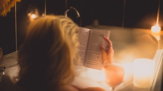 Nořit se do fantastických příběhů v 11 000 kilometrech nad mořem je sen každého knihomola.