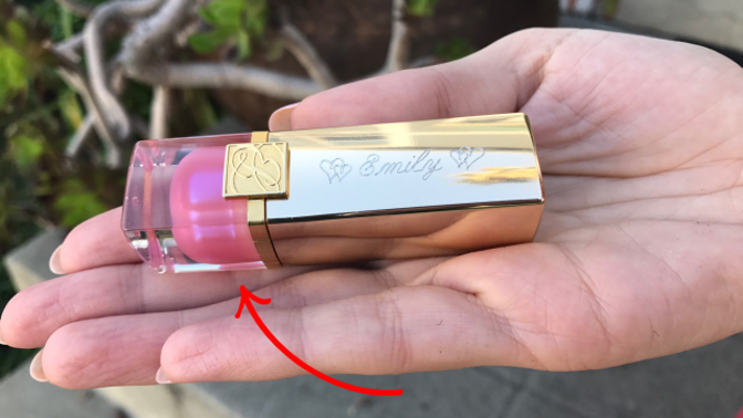 Ženy, které rtěnku zakoupily, nadšeně hovoří o úžasných setkáních s muži.