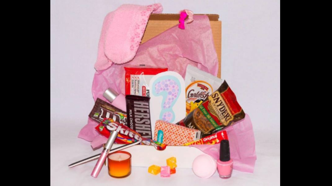 Balení obsahuje čokoládové tyčinky, hebké ponožky a další drobnosti, které zpříjemní menstruaci.
