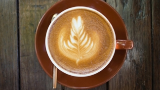 Po kávě se může nepěkně rozbolet břicho.