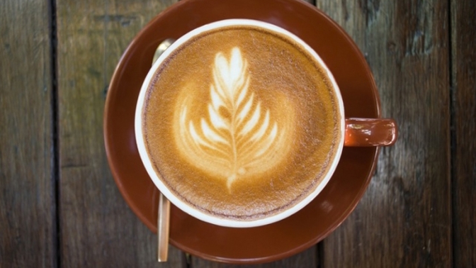 Po kávě se může nepěkně rozbolet břicho.