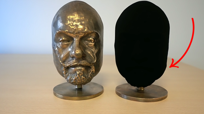 Busta, nebo výstřižek z černého papíru?