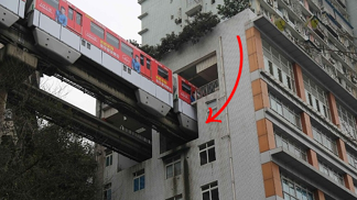 V paneláku se dokonce nachází zastávka.