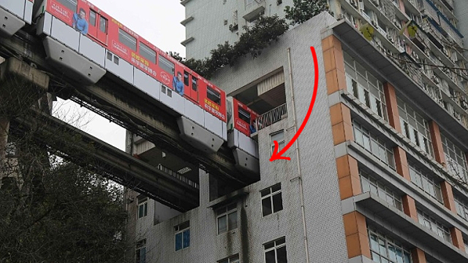 V paneláku se dokonce nachází zastávka.