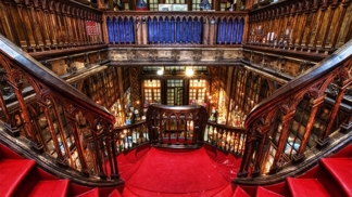 V tomto portugalském knihkupectví zanechala své stopy i J. K. Rowling. Proč nám tak připomíná Bradavice?