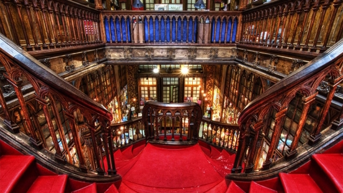 V tomto portugalském knihkupectví zanechala své stopy i J. K. Rowling. Proč nám tak připomíná Bradavice?