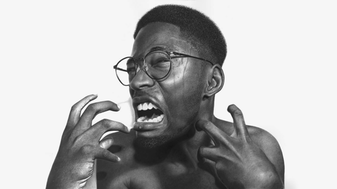 Jen uhel a tužku. Nic víc Arinze Stanley ke své práci nepotřebuje.