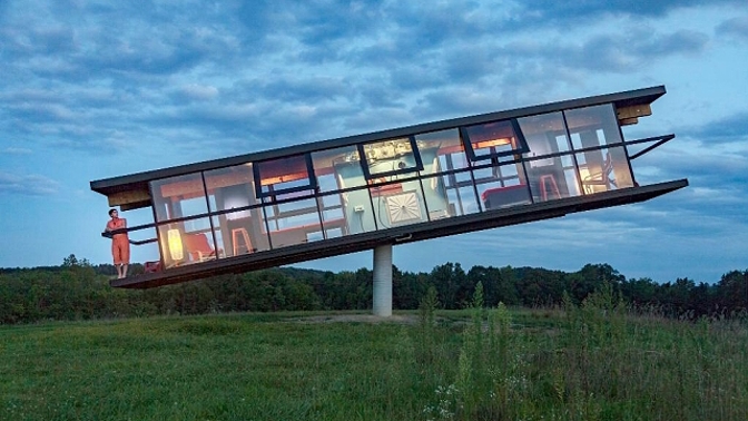 Dům se nepřestane hýbat, ani když jej obyvatelé vyváží. Pomalu se otáčí kolem své osy.