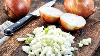 10. Cibule. Mají překvapivě společný jmenovatel s pečivem: totiž fruktan. Ano, to je onen nestravitelný uhlovodan, co se v našem břiše dlouze převaluje. A způsobuje nadýmání.