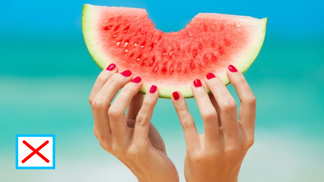 Melounové měsíčky sice vypadají dobře, ale zanechávají ulepené ruce a ústa.