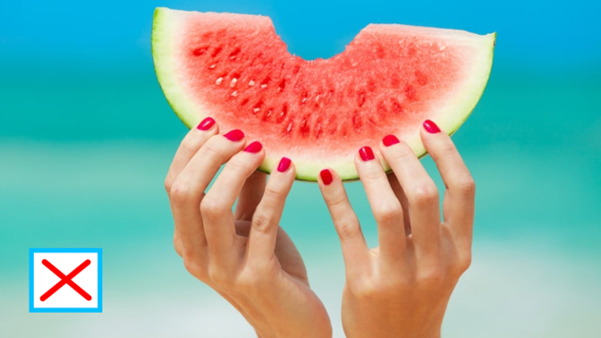 Melounové měsíčky sice vypadají dobře, ale zanechávají ulepené ruce a ústa.