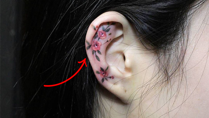 Tetování na vnější části ucha jemně dekoruje tělo.